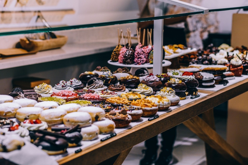 boutique-MENTON-min_shop_dessert_pastry_bakery_counter-184398