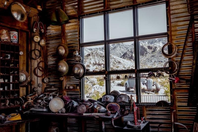 boutique-MENTON-min_shop_window_part_junk_abandoned-138873